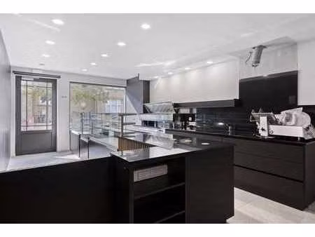 local commercial à louer d'environ 62 m² avec résidence dans