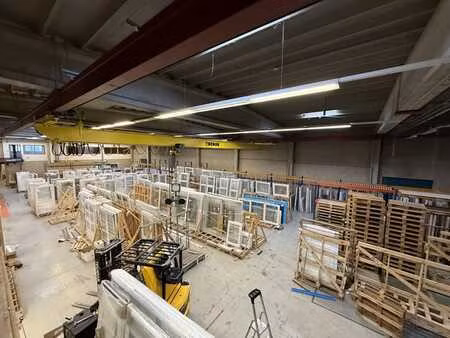 entrepôt (env. 995 m²) avec passage supérieur et bureaux à l