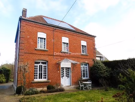 béthune centre  belle 1930 de 160m2 plus local de 140m2  très bonne situation.