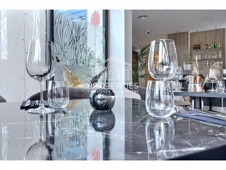 fonds de commerce : restaurant - centre-ville de la londe - élégant et clé en main