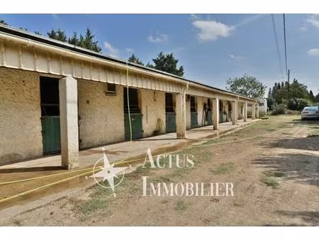 ecuries avec son terrain de 1.4 hectares en campagne de gran