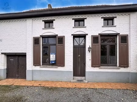 rustig gelegen gezinswoning met 3 slaapkamers  garage en ruime tuin in idegem