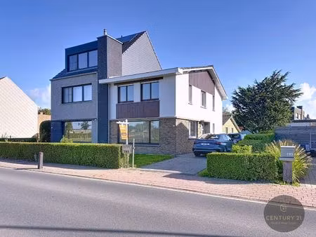 charmante halfopen woning met tuin en dubbele garage in knokke-heist