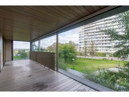 ongemeubelde studio met prachtig terrras