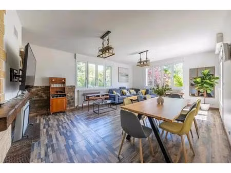 maison de 7 pièces de 237 m²  située à varennes-jarcy