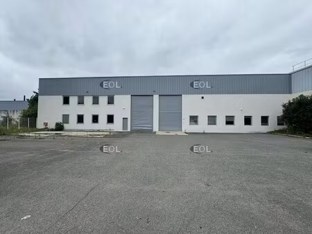a louer - bâtiment indépendant 1 664m² plaisir - 1 000m² de cour