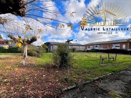 terrain constructible d'environ 1000m2 en seconde ligne au cœur du village