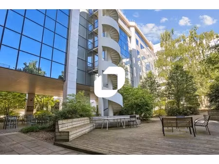 a louer  beau plateau dans un ensemble arbore proche metro