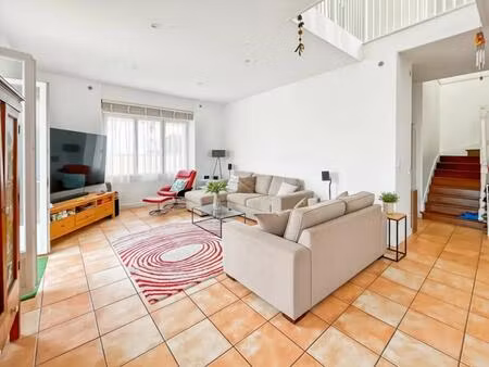 maison rénovée de 180 m² piscine et toit terrasse à mussidan