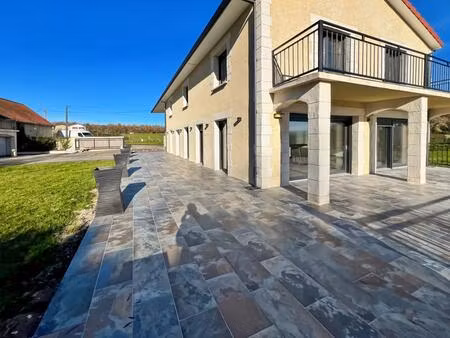 maison de 390 m² avec terrain de 3 hectares