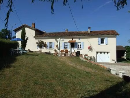 16210 chalais jolie maison de 3 chambres  jardin. commerces à pied.