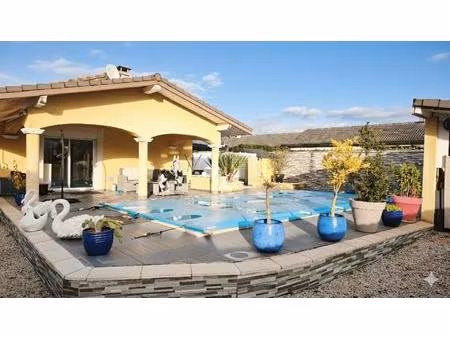 maison de plain-pied au calme  avec piscine