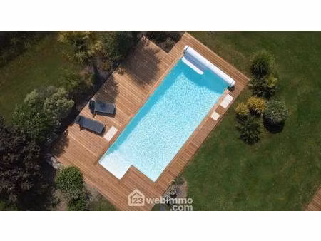 maison d'architecte contemporaine avec piscine  au calme absolu.
