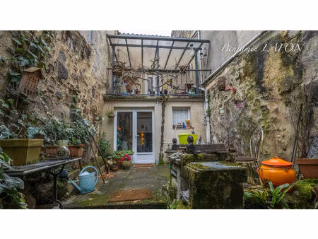 maison de village avec cour intime et dépendance