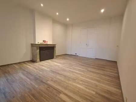 appartement spacieux avec hauts plafonds à saint-gilles