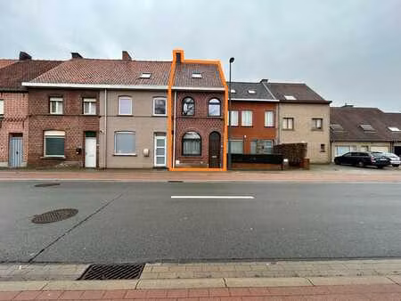 karaktervolle rijwoning met tuin en garage te izegem!