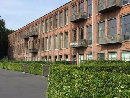 situé au niveau 2 de l'ancienne spinnerij de stoop  ce surpr