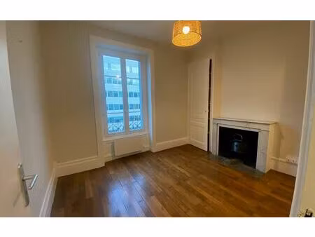location appartement  m² t-1 à lyon 3  813 €