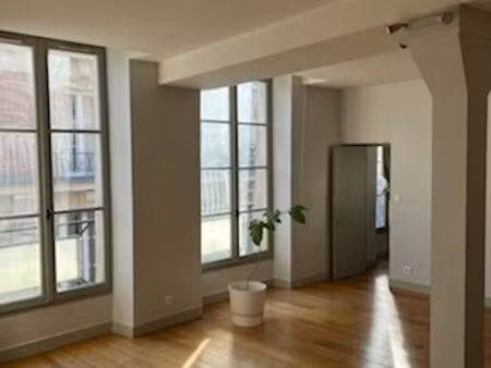 t2 lumineux et central  une chambre  un bureau