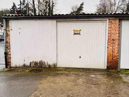 grand garage idéalement situé