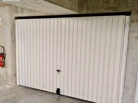 garage box fermé – 13 m² – résidence sécurisée