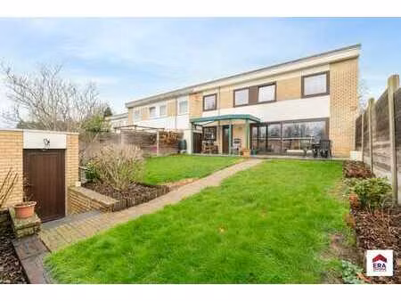 maison 3 façades dans un quartier familial