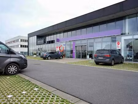 espace commercial le long de la route d'accès à roeselare