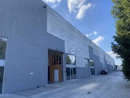 cabanon d'environ 952 m² avec bureau