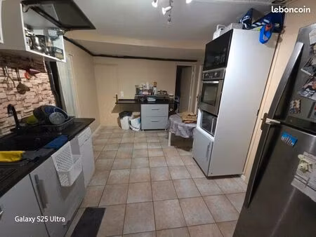 petite maison sur grand terrain