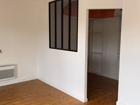 studio 32 m² avec balcon + box + cave – centre-ville du plessis-robinson – 900 cc