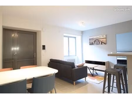 t2 meuble 50 m2-10 mn à pieds centre ville