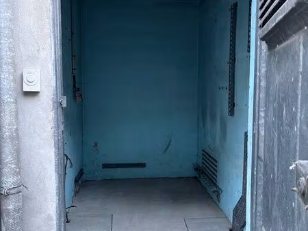 box de stockage ou garage à moto