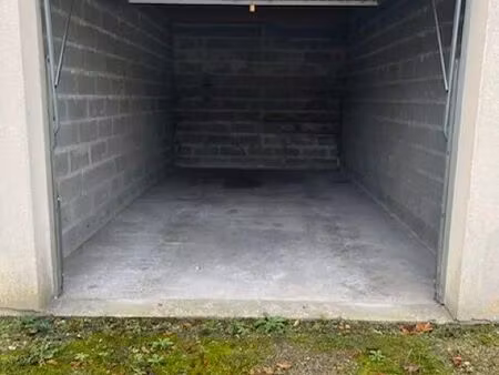 garage / box fermé avec électricité – 20 m² – proche centre-ville – oyonnax