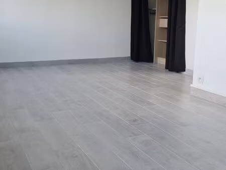 studio 25m2 avec parking toulon ste musse