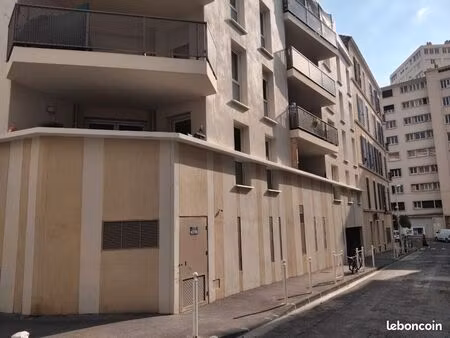 place de parking sécurisée couverte