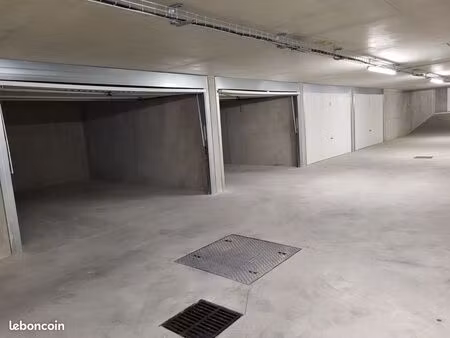 grand garage boxé sécurisé au sous-sol