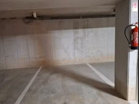 place de parking en sous-sol hyères