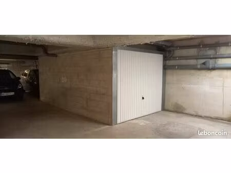 box sécurisé à louer pour stockage ou stationnement