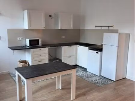 t2 rénové et meublé – hyper centre carcassonne – parking + balcon