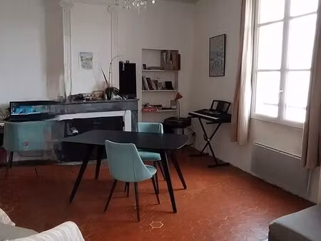 grand t3 lumineux de 80m2 en plein centre de forcalquier dans la vieille ville - à pourvoi