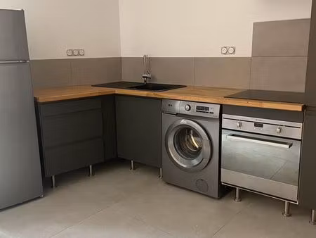 appartement t2 meublé rénové – cœur du village de pierrevert