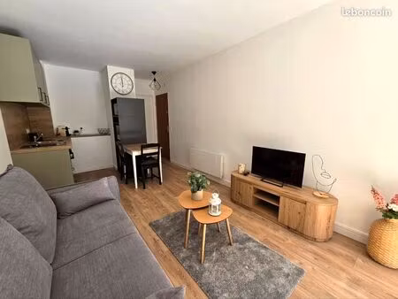 studio rénové - terrasse - parking - cave - 500m centre / mer