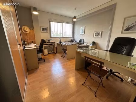 bureau de 16 m2 avec salle d'attente partagée