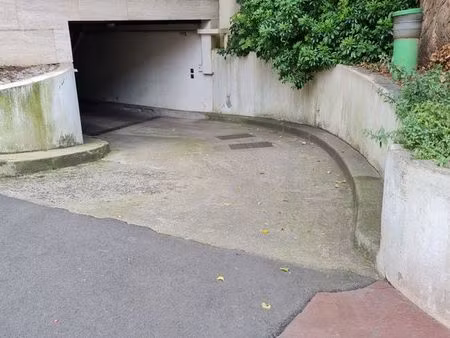 parking fermé 10 minute a pied du t2