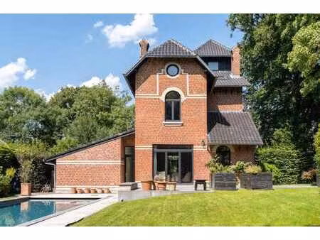 maison d’exception avec piscine dans un écrin de verdure