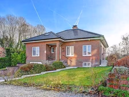 spacieuse villa avec piscine à overijse