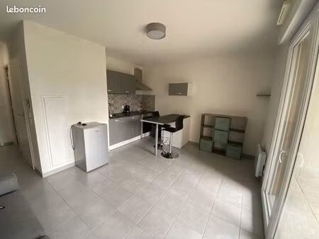 loue studio meublé climatisé