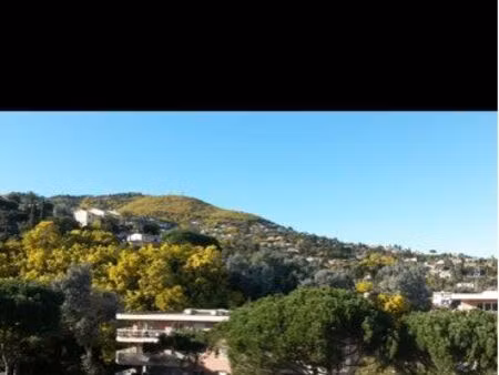 dernier étage – studio avec terrasse et vue colline  parking & ascenseur