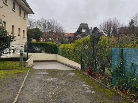 box fermé – centre de cabourg – accès sécurisé