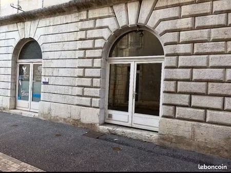 local commercial à louer – centre-ville de belley